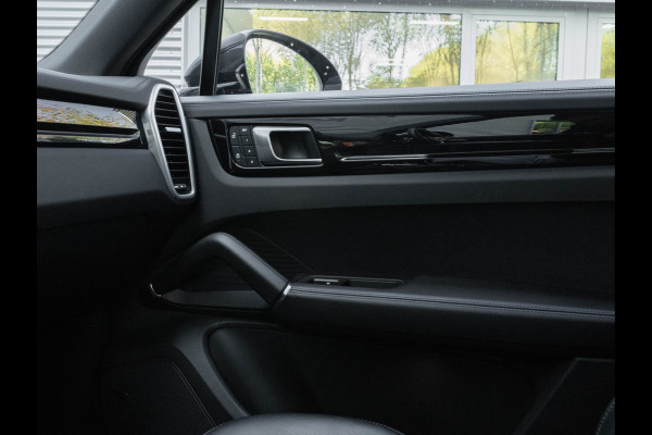 Porsche Cayenne Coupé 3.0 E-Hybrid - Pano - Sport Chrono - Trekhaak - Luchtvering - Achterasbesturing