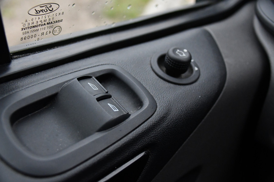 Ford Transit Custom 300 2.0 TDCI L2H1 Black Edition DC Limited Camera, Cruise, Carplay, Automaat, LED, Multimedia, Sensoren, 170PK, UNIEK! Ford Transit Custom 300 2.0 TDCI L2H1 Black Edition DC Limited Camera, Cruise, Carplay, Automaat, LED, Multimedia, Sensoren, 170PK, UNIEK!