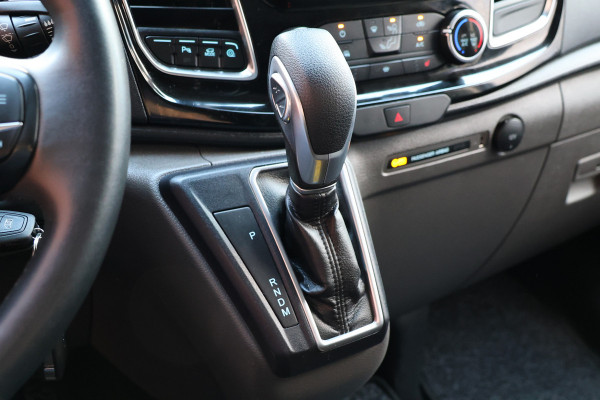 Ford Transit Custom 300 2.0 TDCI L2H1 170 PK Limited DC | CarPlay | Camera | Navigatie | L+R Schuifdeur | BLIS | Stoelverwarming | Trekhaak | DAB | PDC V+A | MF Stuur | Dubbel Cabine | 5-Zitter | Nieuwe APK | Dealer onderhouden