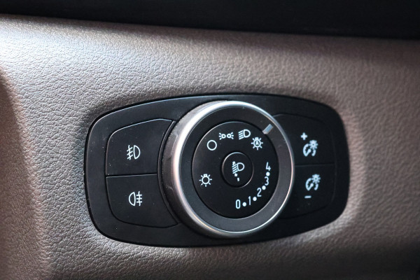 Ford Transit Custom 300 2.0 TDCI L2H1 170 PK Limited DC | CarPlay | Camera | Navigatie | L+R Schuifdeur | BLIS | Stoelverwarming | Trekhaak | DAB | PDC V+A | MF Stuur | Dubbel Cabine | 5-Zitter | Nieuwe APK | Dealer onderhouden