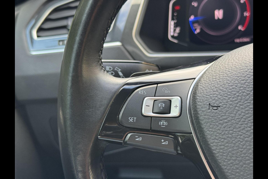 Volkswagen Tiguan 1.5 TSI R-line Automaat | Panoramadak | LED verlichting | Adaptieve cruise control | Black style | Adaptief demping systeem | St