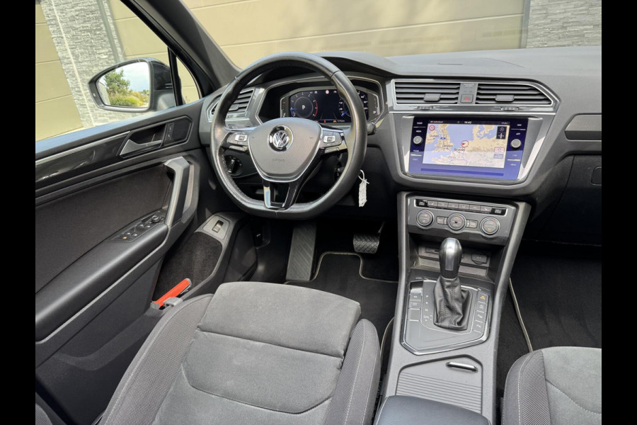 Volkswagen Tiguan 1.5 TSI R-line Automaat | Panoramadak | LED verlichting | Adaptieve cruise control | Black style | Adaptief demping systeem | St