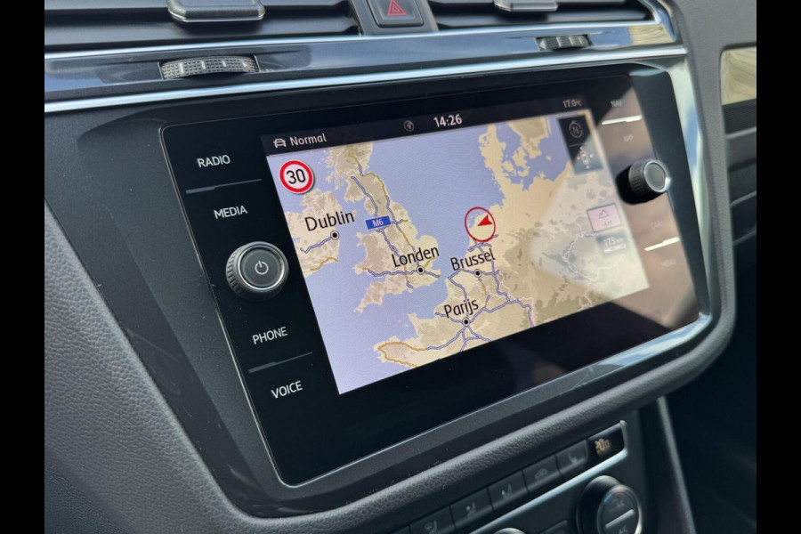 Volkswagen Tiguan 1.5 TSI R-line Automaat | Panoramadak | LED verlichting | Adaptieve cruise control | Black style | Adaptief demping systeem | St