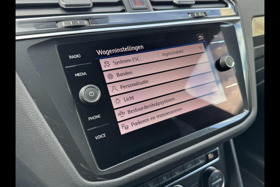 Volkswagen Tiguan 1.5 TSI R-line Automaat | Panoramadak | LED verlichting | Adaptieve cruise control | Black style | Adaptief demping systeem | St