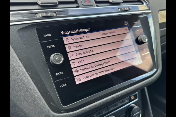 Volkswagen Tiguan 1.5 TSI R-line Automaat | Panoramadak | LED verlichting | Adaptieve cruise control | Black style | Adaptief demping systeem | St