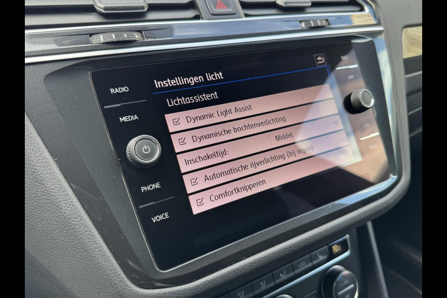 Volkswagen Tiguan 1.5 TSI R-line Automaat | Panoramadak | LED verlichting | Adaptieve cruise control | Black style | Adaptief demping systeem | St