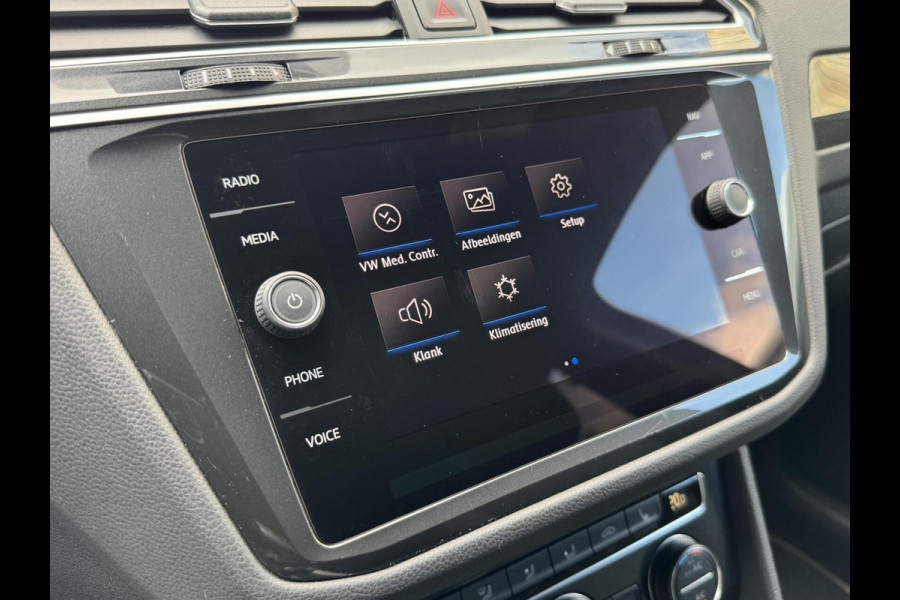 Volkswagen Tiguan 1.5 TSI R-line Automaat | Panoramadak | LED verlichting | Adaptieve cruise control | Black style | Adaptief demping systeem | St