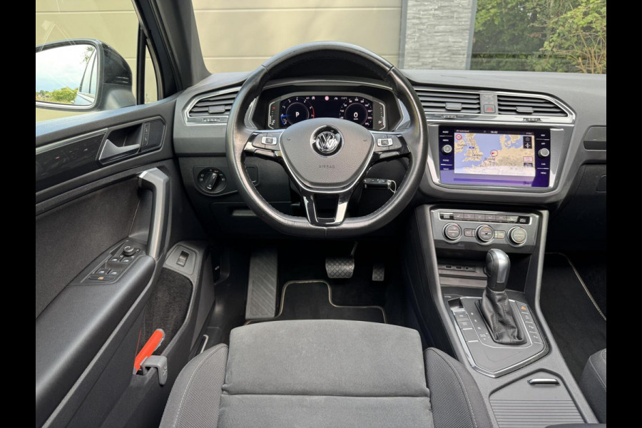 Volkswagen Tiguan 1.5 TSI R-line Automaat | Panoramadak | LED verlichting | Adaptieve cruise control | Black style | Adaptief demping systeem | St