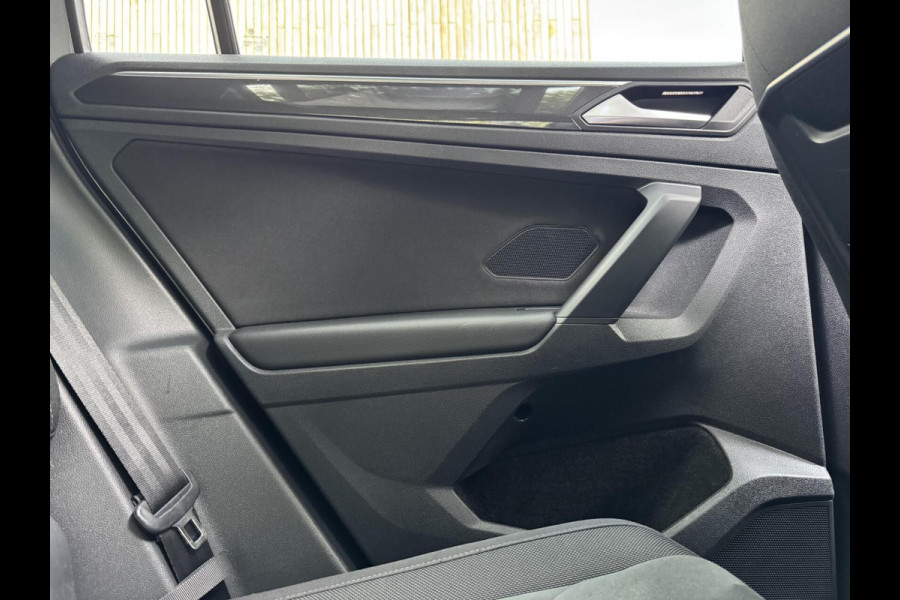 Volkswagen Tiguan 1.5 TSI R-line Automaat | Panoramadak | LED verlichting | Adaptieve cruise control | Black style | Adaptief demping systeem | St