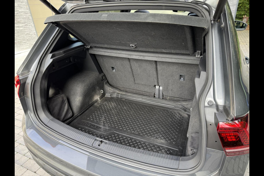 Volkswagen Tiguan 1.5 TSI R-line Automaat | Panoramadak | LED verlichting | Adaptieve cruise control | Black style | Adaptief demping systeem | St
