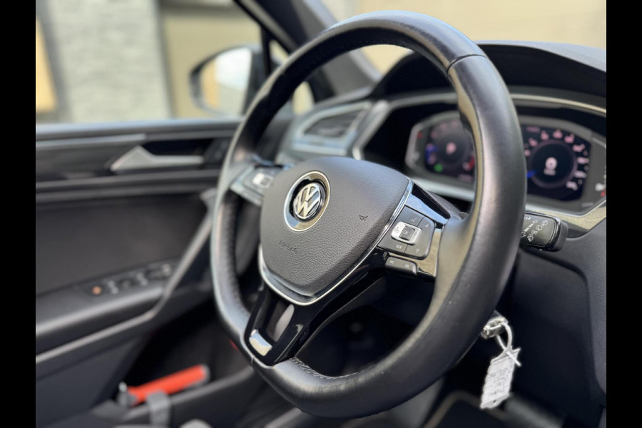 Volkswagen Tiguan 1.5 TSI R-line Automaat | Panoramadak | LED verlichting | Adaptieve cruise control | Black style | Adaptief demping systeem | St