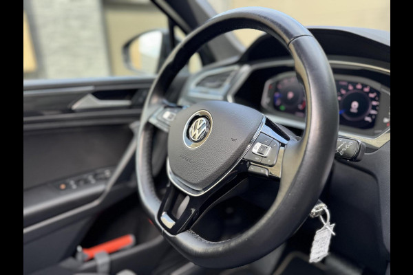 Volkswagen Tiguan 1.5 TSI R-line Automaat | Panoramadak | LED verlichting | Adaptieve cruise control | Black style | Adaptief demping systeem | St