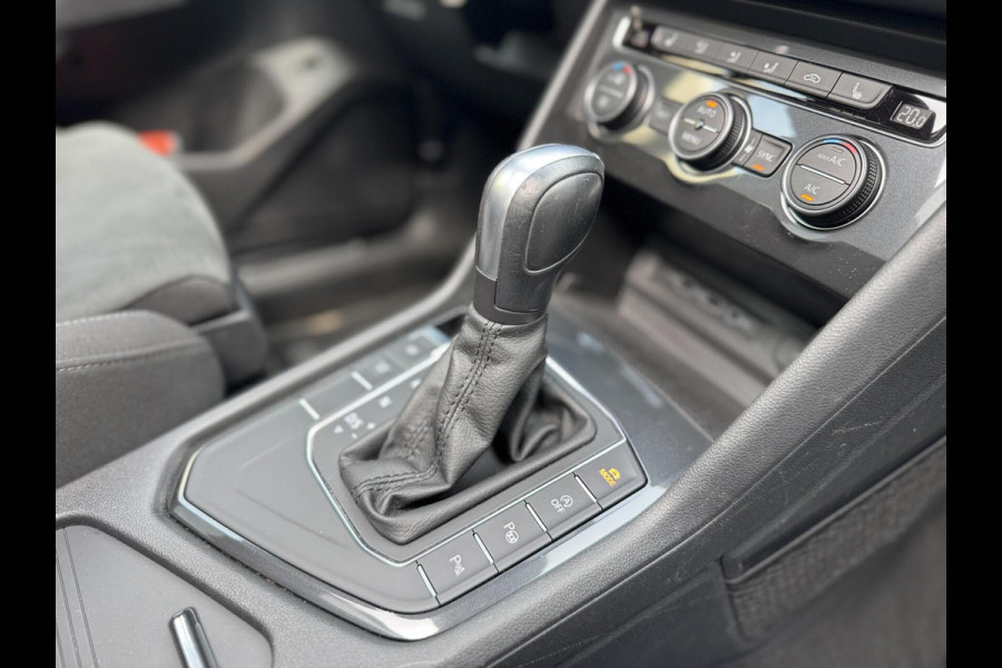 Volkswagen Tiguan 1.5 TSI R-line Automaat | Panoramadak | LED verlichting | Adaptieve cruise control | Black style | Adaptief demping systeem | St