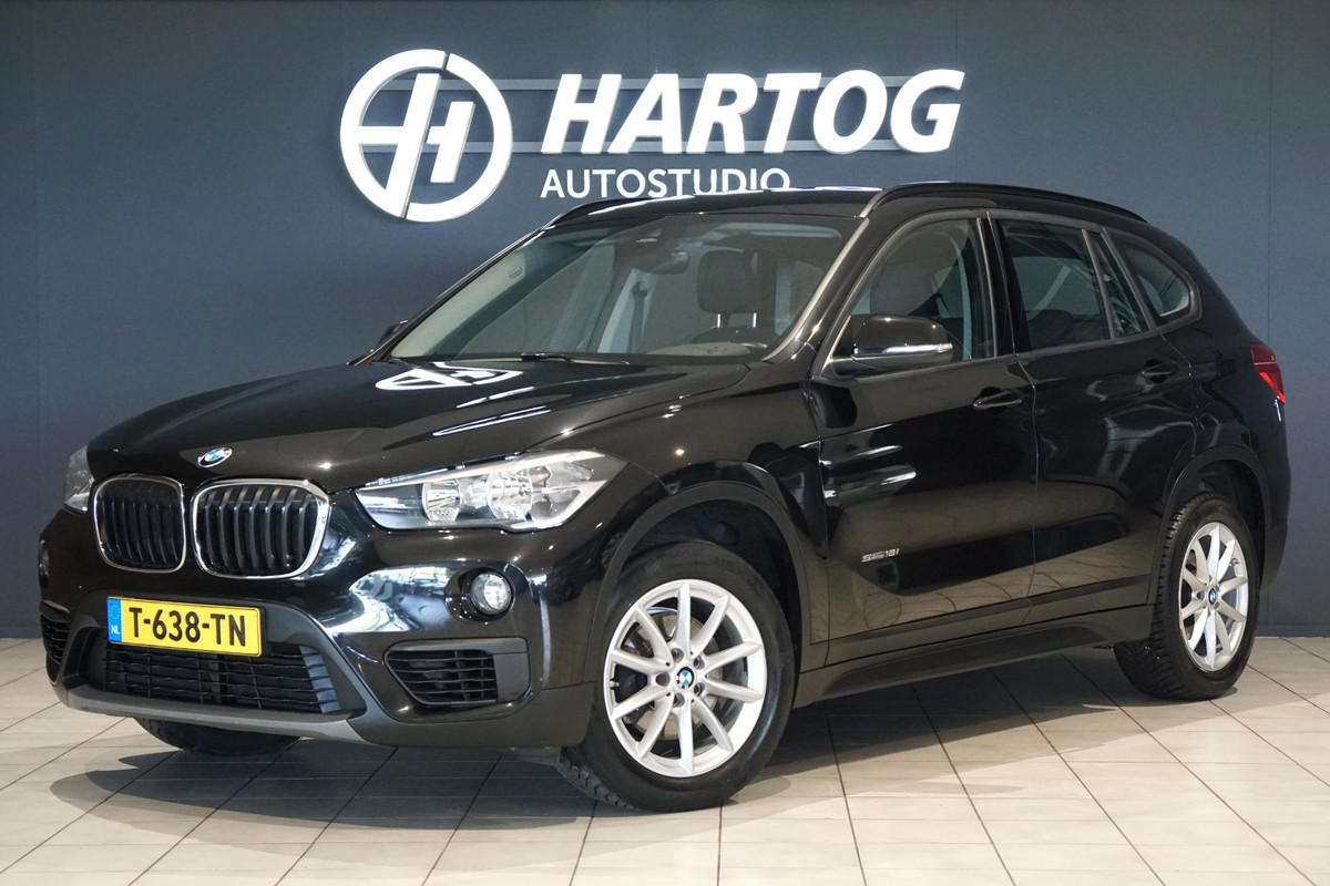 BMW X1 sDrive18i High Executive + SENSOREN / STOELVERWARMING / NAVIGATIE