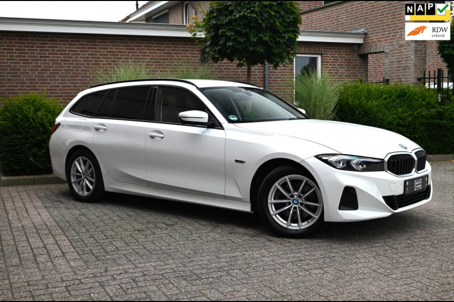 BMW 3 Serie Touring 320e MY 2023 204 PK 1e Eig Dealer o.h Carplay LED Head-Up 17''