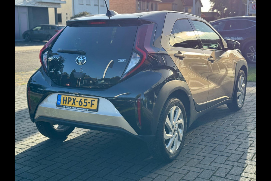 Toyota Aygo X 1.0 VVT-i Automaat Pulse Bi-Tone | Trekhaak, Lichtmetalen velgen, Privacy glass, Parkeercamera, Apple CarPlay/Android auto