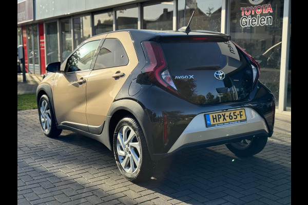 Toyota Aygo X 1.0 VVT-i Automaat Pulse Bi-Tone | Trekhaak, Lichtmetalen velgen, Privacy glass, Parkeercamera, Apple CarPlay/Android auto