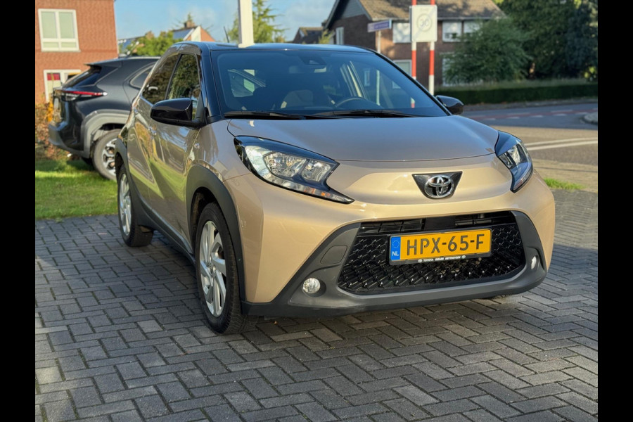 Toyota Aygo X 1.0 VVT-i Automaat Pulse Bi-Tone | Trekhaak, Lichtmetalen velgen, Privacy glass, Parkeercamera, Apple CarPlay/Android auto
