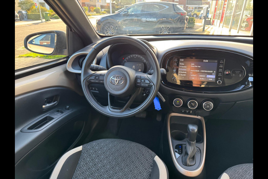 Toyota Aygo X 1.0 VVT-i Automaat Pulse Bi-Tone | Trekhaak, Lichtmetalen velgen, Privacy glass, Parkeercamera, Apple CarPlay/Android auto