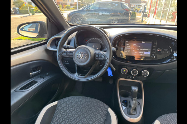 Toyota Aygo X 1.0 VVT-i Automaat Pulse Bi-Tone | Trekhaak, Lichtmetalen velgen, Privacy glass, Parkeercamera, Apple CarPlay/Android auto