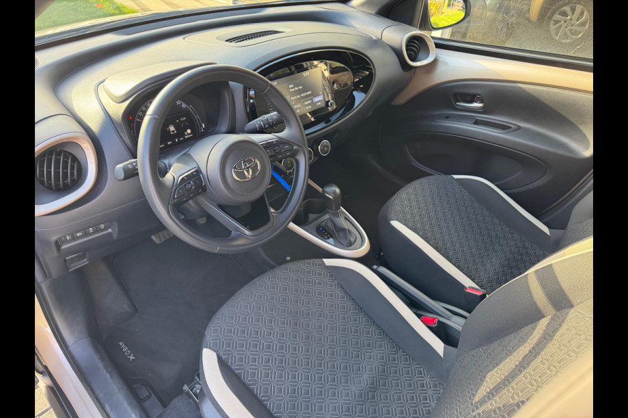 Toyota Aygo X 1.0 VVT-i Automaat Pulse Bi-Tone | Trekhaak, Lichtmetalen velgen, Privacy glass, Parkeercamera, Apple CarPlay/Android auto