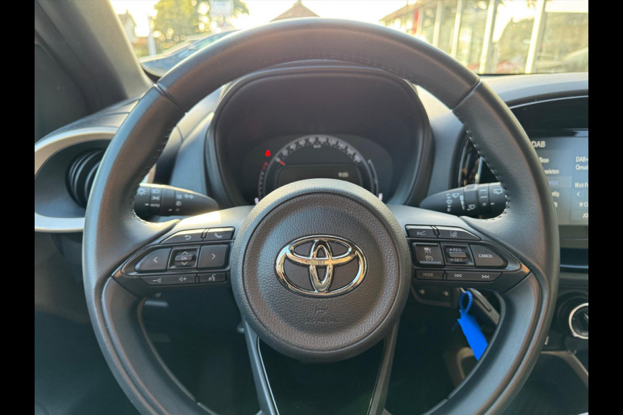 Toyota Aygo X 1.0 VVT-i Automaat Pulse Bi-Tone | Trekhaak, Lichtmetalen velgen, Privacy glass, Parkeercamera, Apple CarPlay/Android auto
