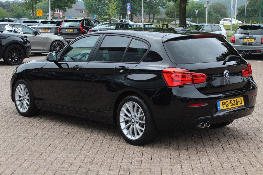 BMW 1-serie 120i Executive / Navigatie / Parkeerhulp achter / Cruise Control / 17''