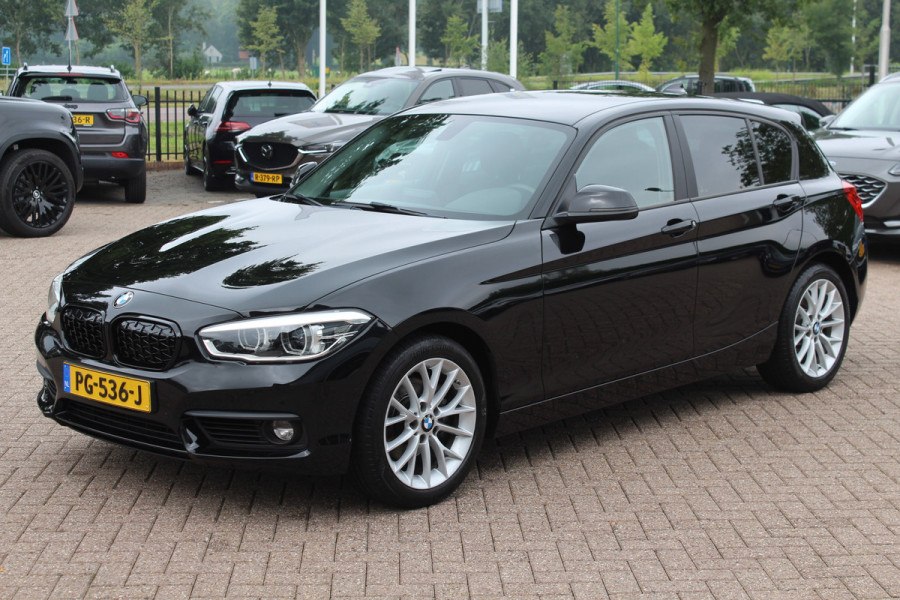 BMW 1-serie 120i Executive / Navigatie / Parkeerhulp achter / Cruise Control / 17''
