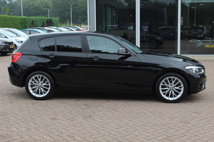 BMW 1-serie 120i Executive / Navigatie / Parkeerhulp achter / Cruise Control / 17''