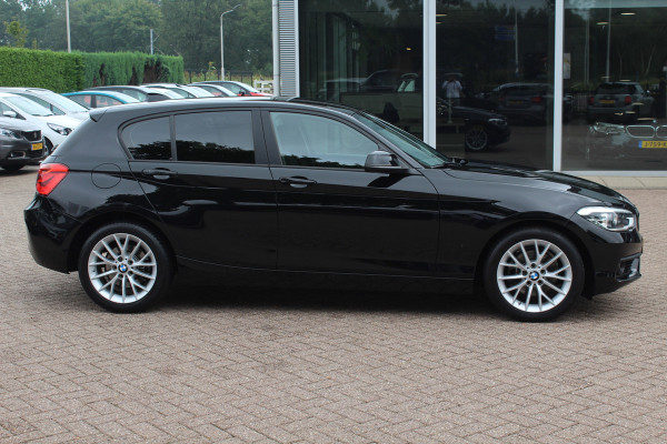 BMW 1-serie 120i Executive / Navigatie / Parkeerhulp achter / Cruise Control / 17''