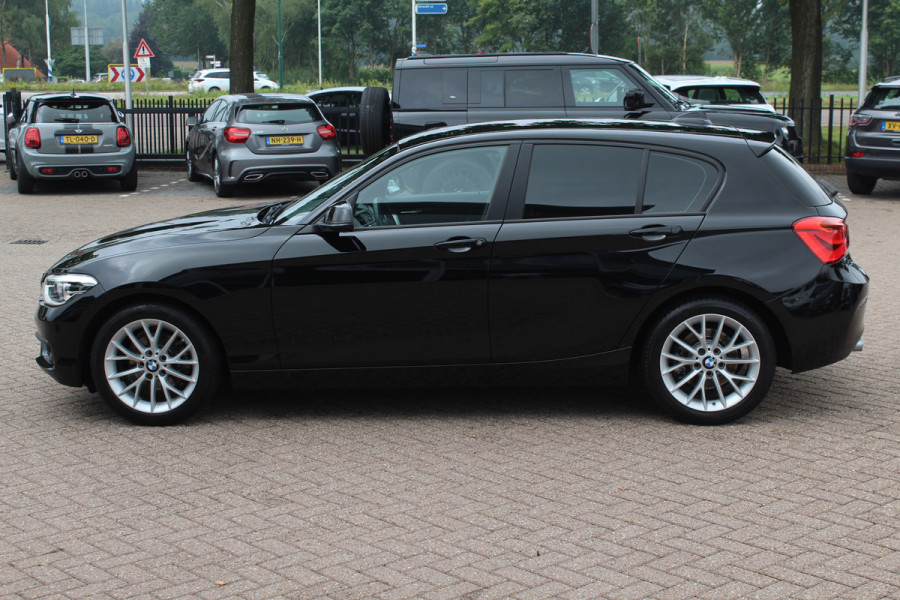 BMW 1-serie 120i Executive / Navigatie / Parkeerhulp achter / Cruise Control / 17''