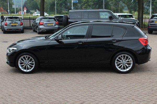 BMW 1-serie 120i Executive / Navigatie / Parkeerhulp achter / Cruise Control / 17''