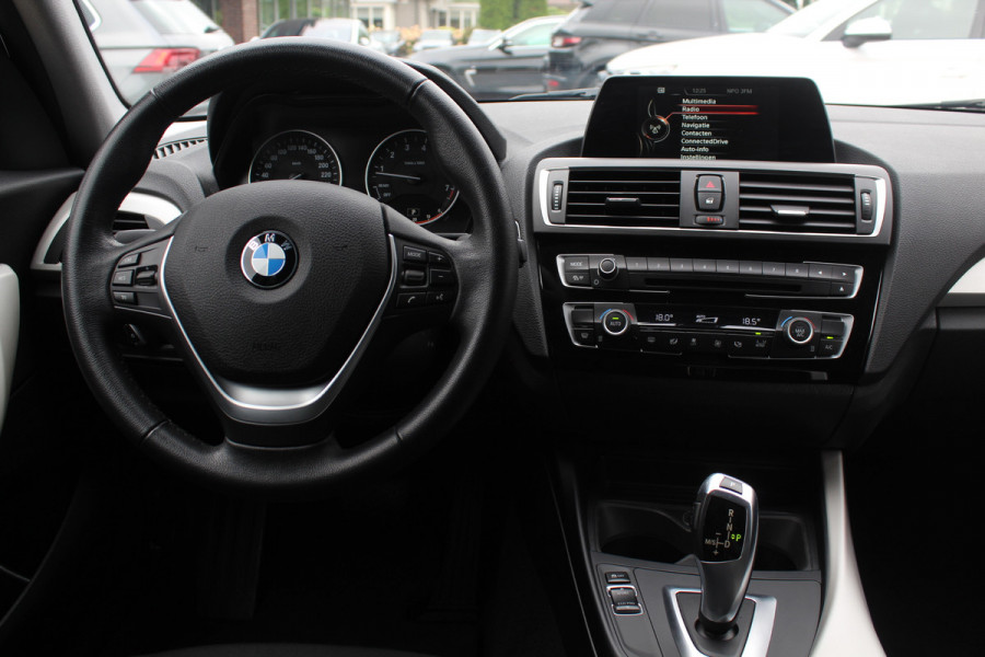 BMW 1-serie 120i Executive / Navigatie / Parkeerhulp achter / Cruise Control / 17''