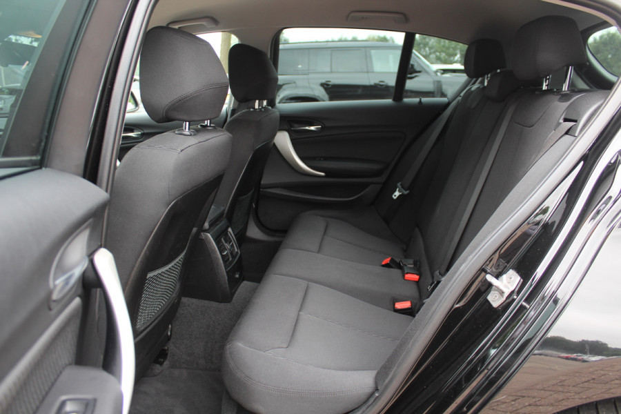 BMW 1-serie 120i Executive / Navigatie / Parkeerhulp achter / Cruise Control / 17''