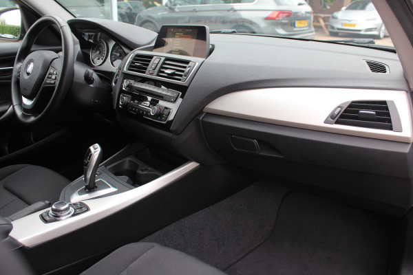 BMW 1-serie 120i Executive / Navigatie / Parkeerhulp achter / Cruise Control / 17''
