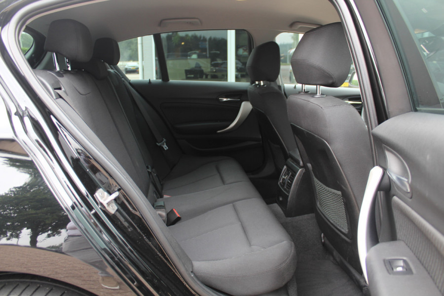 BMW 1-serie 120i Executive / Navigatie / Parkeerhulp achter / Cruise Control / 17''
