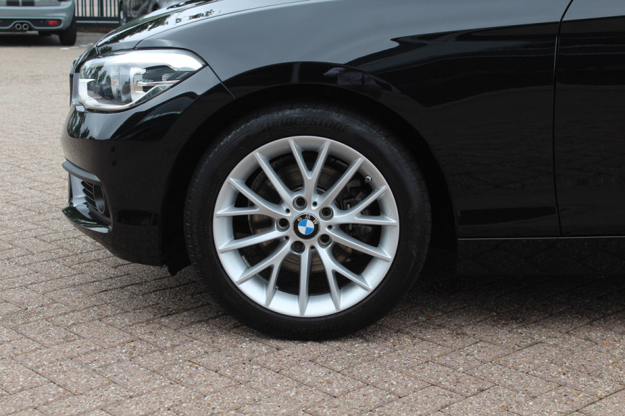 BMW 1-serie 120i Executive / Navigatie / Parkeerhulp achter / Cruise Control / 17''