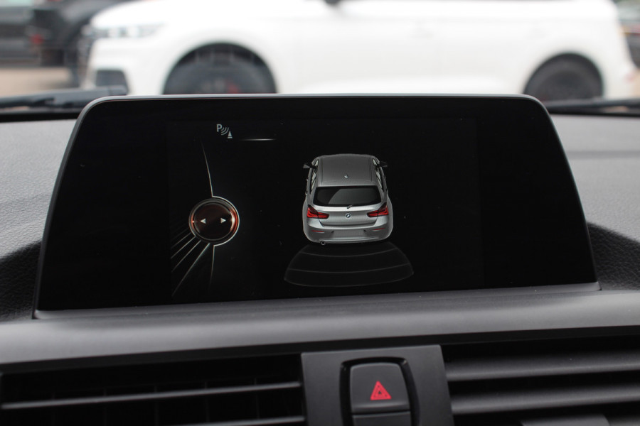 BMW 1-serie 120i Executive / Navigatie / Parkeerhulp achter / Cruise Control / 17''