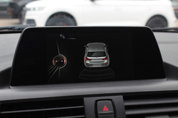 BMW 1-serie 120i Executive / Navigatie / Parkeerhulp achter / Cruise Control / 17''