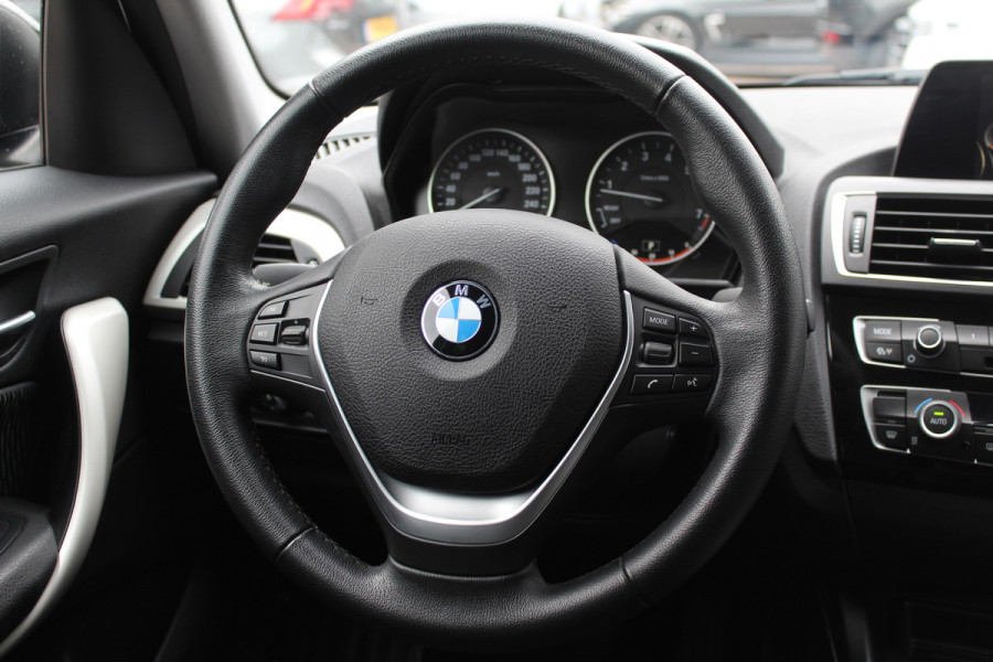 BMW 1-serie 120i Executive / Navigatie / Parkeerhulp achter / Cruise Control / 17''