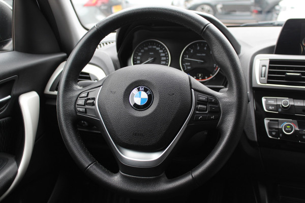 BMW 1-serie 120i Executive / Navigatie / Parkeerhulp achter / Cruise Control / 17''