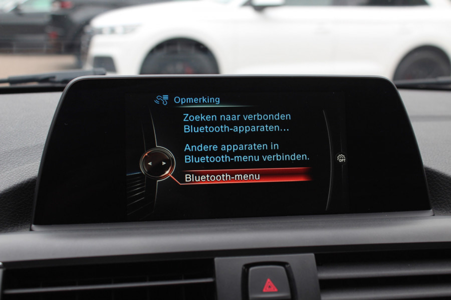 BMW 1-serie 120i Executive / Navigatie / Parkeerhulp achter / Cruise Control / 17''