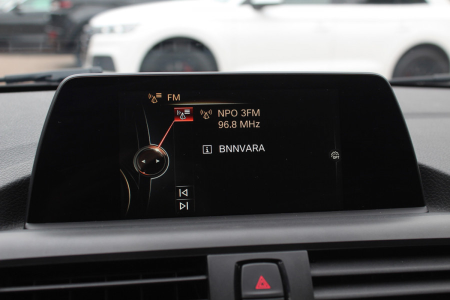 BMW 1-serie 120i Executive / Navigatie / Parkeerhulp achter / Cruise Control / 17''