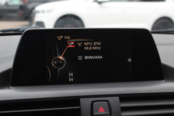 BMW 1-serie 120i Executive / Navigatie / Parkeerhulp achter / Cruise Control / 17''
