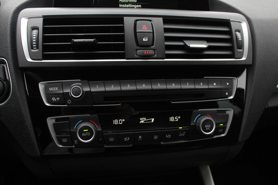 BMW 1-serie 120i Executive / Navigatie / Parkeerhulp achter / Cruise Control / 17''