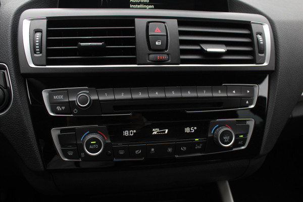 BMW 1-serie 120i Executive / Navigatie / Parkeerhulp achter / Cruise Control / 17''