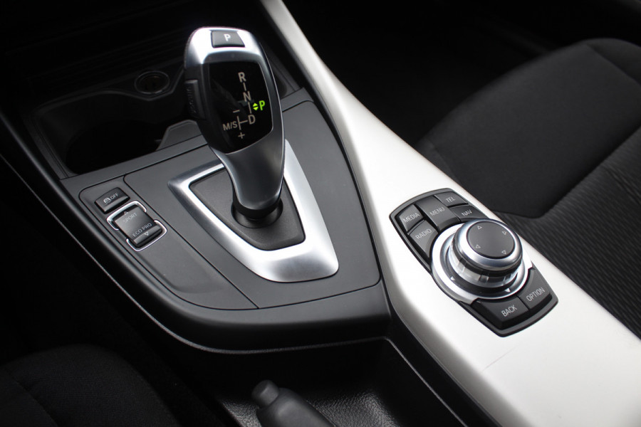 BMW 1-serie 120i Executive / Navigatie / Parkeerhulp achter / Cruise Control / 17''