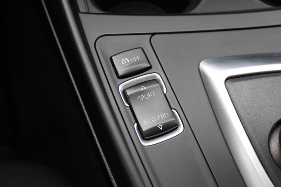 BMW 1-serie 120i Executive / Navigatie / Parkeerhulp achter / Cruise Control / 17''