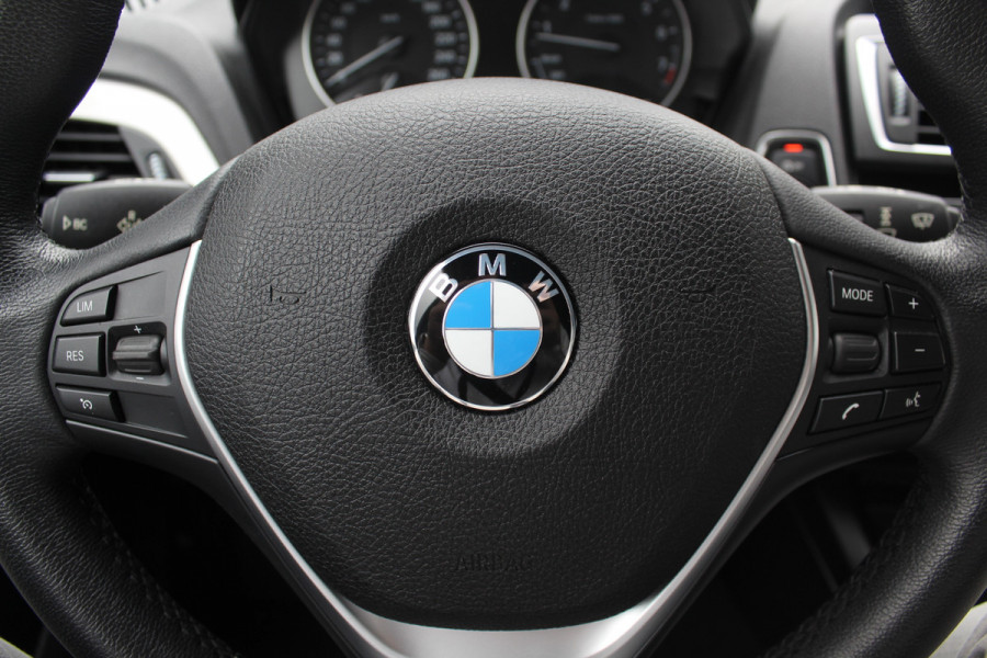 BMW 1-serie 120i Executive / Navigatie / Parkeerhulp achter / Cruise Control / 17''
