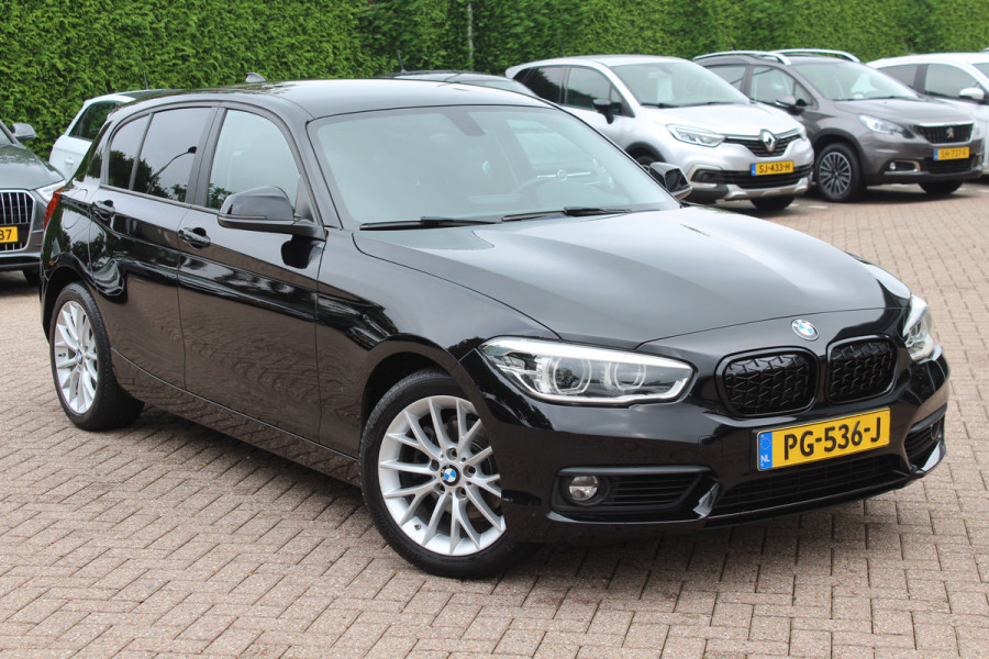 BMW 1-serie 120i Executive / Navigatie / Parkeerhulp achter / Cruise Control / 17''